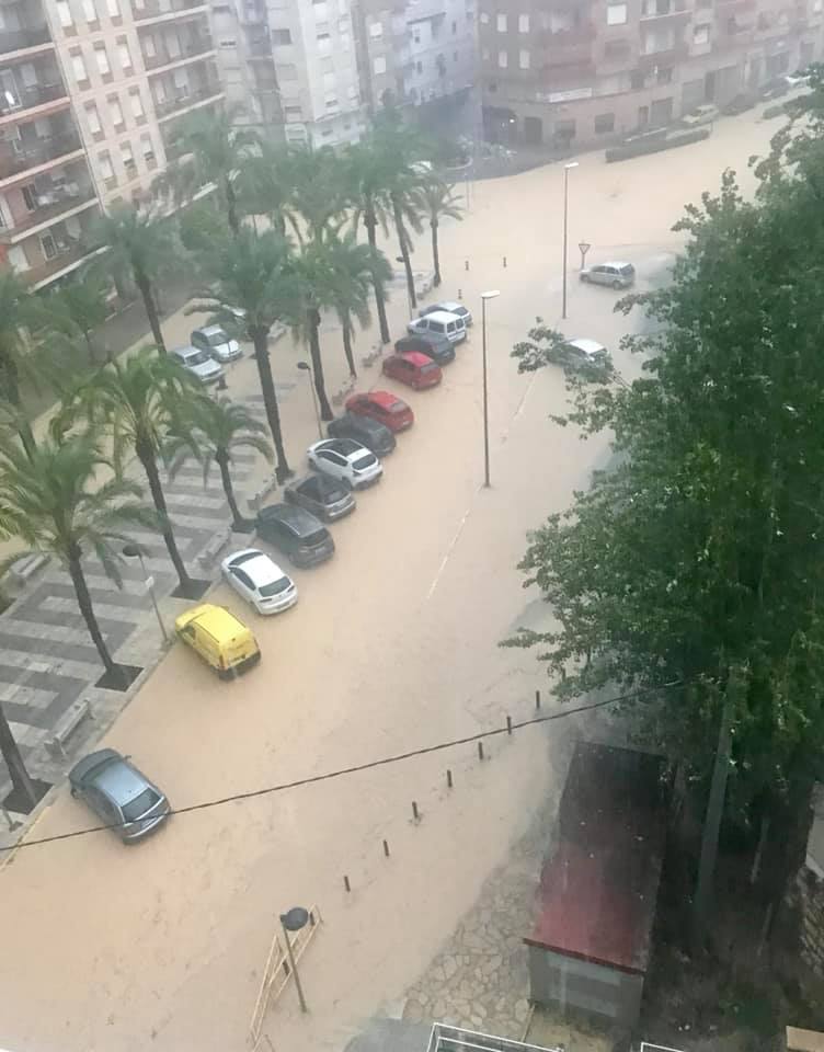 Cuatro fallecidos, centenares de personas evacuadas, decenas de casas y comercios anegados y carreteras cortadas. El balance de la gota fría en las comunidades del Levante español es desolador. 