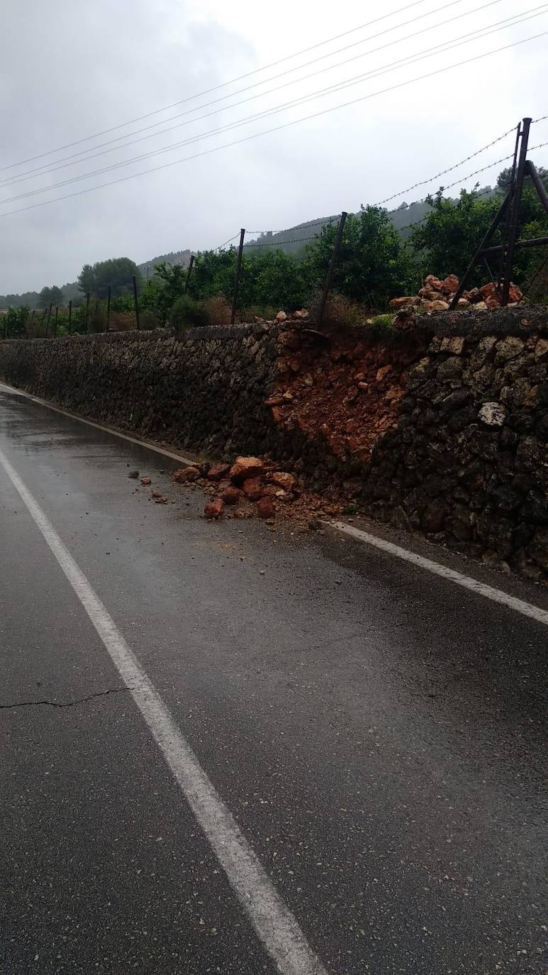 Cuatro fallecidos, centenares de personas evacuadas, decenas de casas y comercios anegados y carreteras cortadas. El balance de la gota fría en las comunidades del Levante español es desolador. 