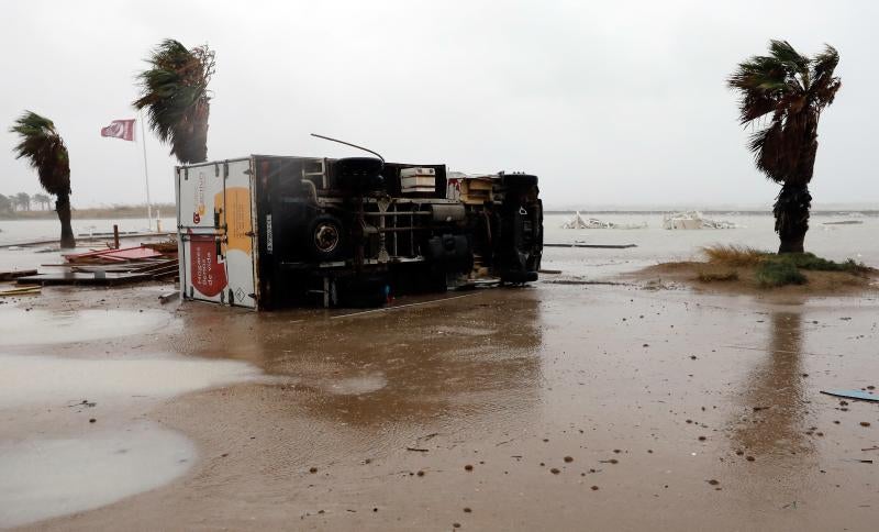 Cuatro fallecidos, centenares de personas evacuadas, decenas de casas y comercios anegados y carreteras cortadas. El balance de la gota fría en las comunidades del Levante español es desolador. 