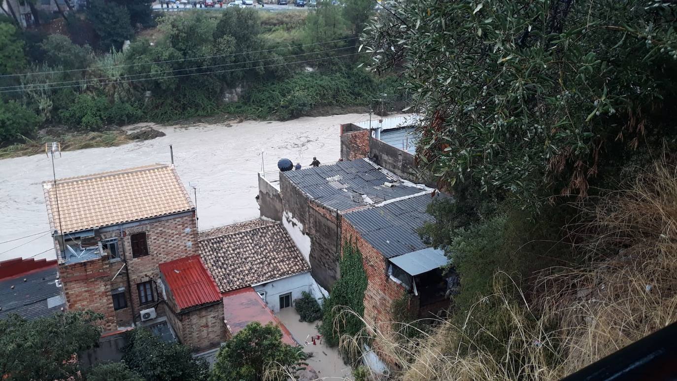 Cuatro fallecidos, centenares de personas evacuadas, decenas de casas y comercios anegados y carreteras cortadas. El balance de la gota fría en las comunidades del Levante español es desolador. 