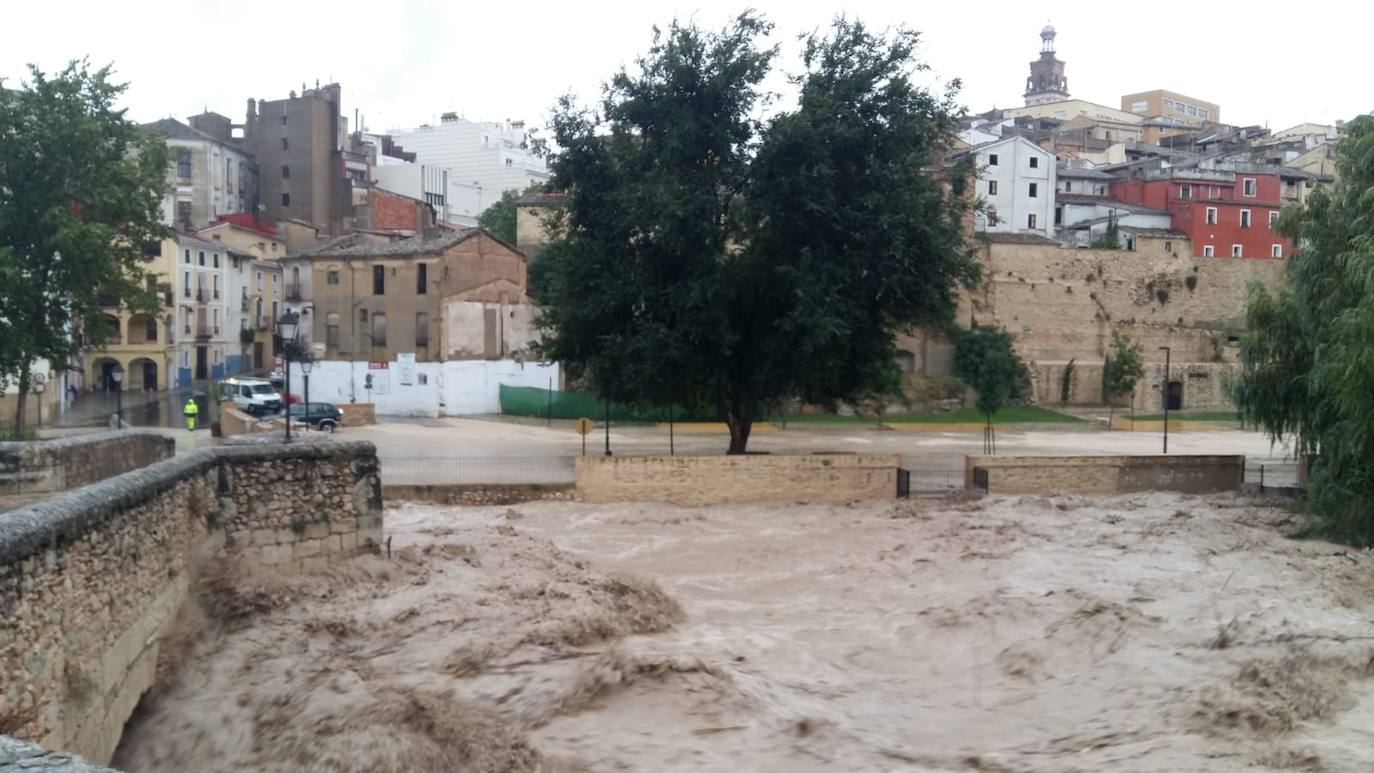 Cuatro fallecidos, centenares de personas evacuadas, decenas de casas y comercios anegados y carreteras cortadas. El balance de la gota fría en las comunidades del Levante español es desolador. 