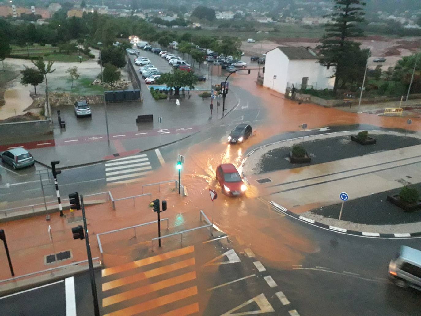 Cuatro fallecidos, centenares de personas evacuadas, decenas de casas y comercios anegados y carreteras cortadas. El balance de la gota fría en las comunidades del Levante español es desolador. 