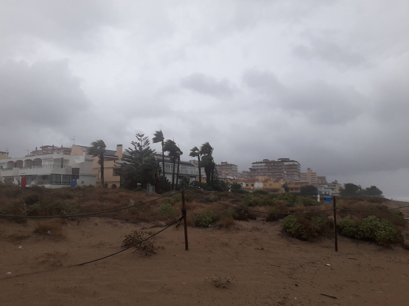 Cuatro fallecidos, centenares de personas evacuadas, decenas de casas y comercios anegados y carreteras cortadas. El balance de la gota fría en las comunidades del Levante español es desolador. 