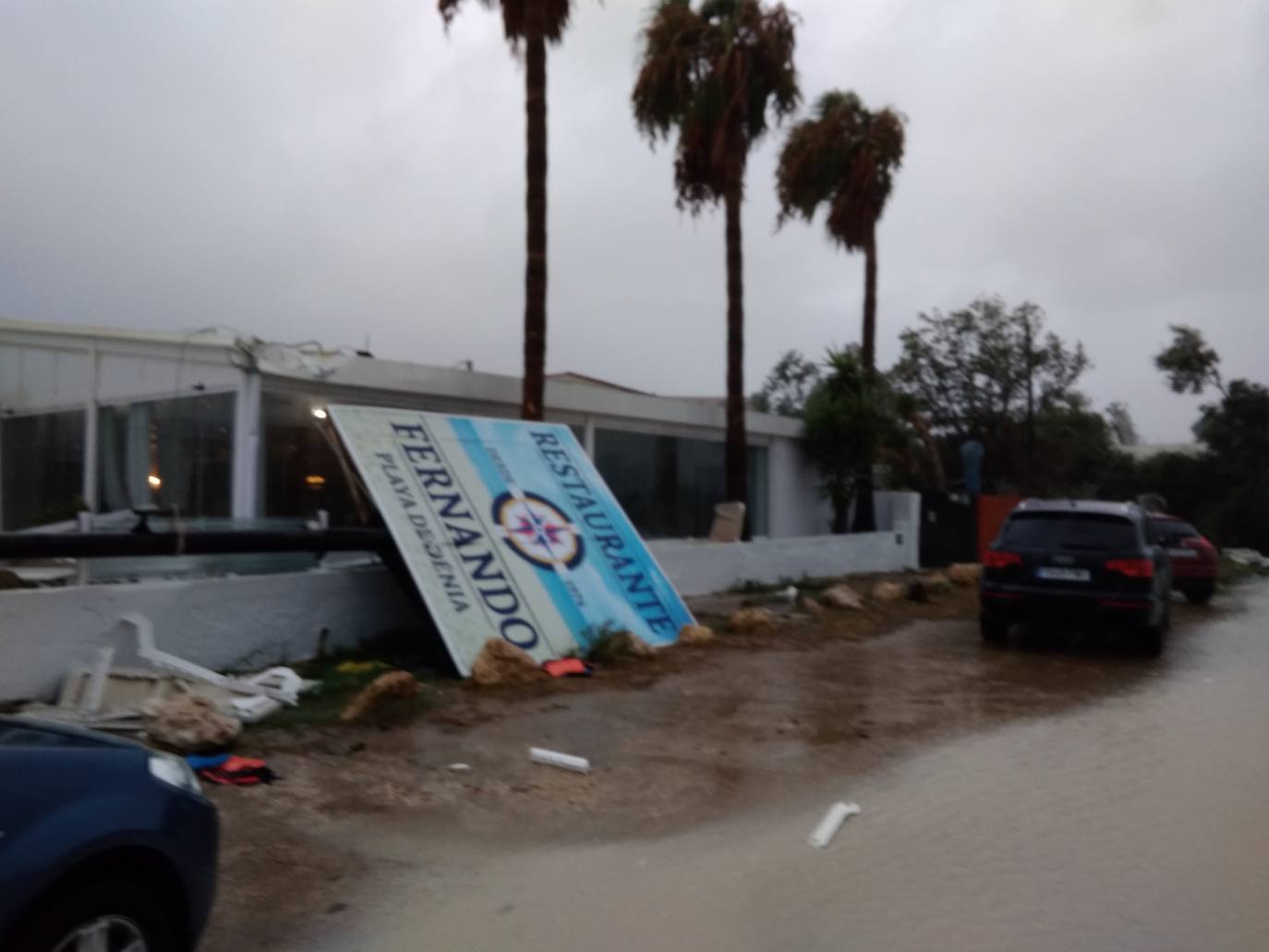 Cuatro fallecidos, centenares de personas evacuadas, decenas de casas y comercios anegados y carreteras cortadas. El balance de la gota fría en las comunidades del Levante español es desolador. 