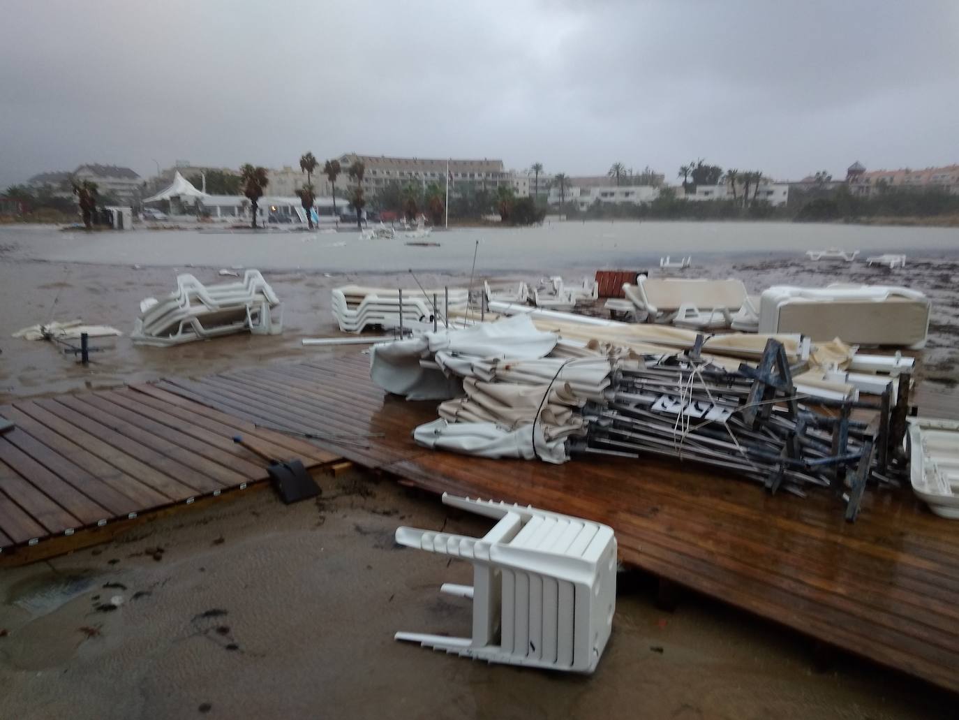 Cuatro fallecidos, centenares de personas evacuadas, decenas de casas y comercios anegados y carreteras cortadas. El balance de la gota fría en las comunidades del Levante español es desolador. 