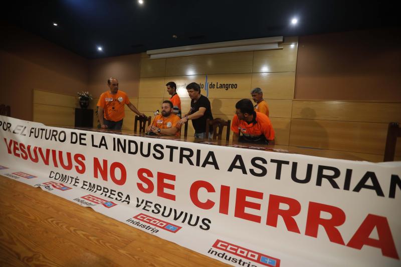 Representantes de los trabajadores de la fábrica langreana de Vesuvius se han reunido este viernes con las asociaciones de la comarca y dirigentes de varias formaciones políticas para recabar su apoyo ante el ERE anunciado por la multinacional.