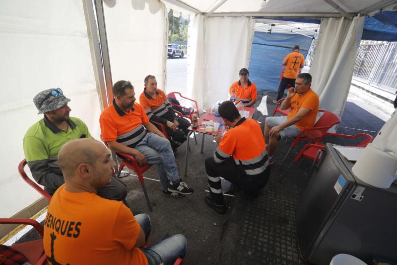 Representantes de los trabajadores de la fábrica langreana de Vesuvius se han reunido este viernes con las asociaciones de la comarca y dirigentes de varias formaciones políticas para recabar su apoyo ante el ERE anunciado por la multinacional.