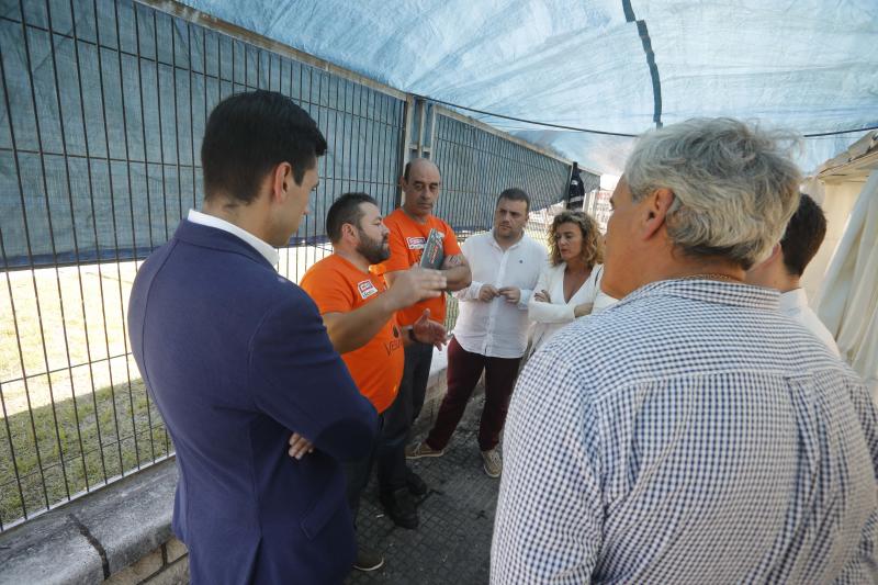 Representantes de los trabajadores de la fábrica langreana de Vesuvius se han reunido este viernes con las asociaciones de la comarca y dirigentes de varias formaciones políticas para recabar su apoyo ante el ERE anunciado por la multinacional.