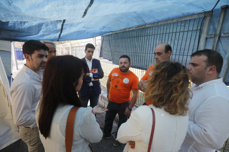 Representantes de los trabajadores de la fábrica langreana de Vesuvius se han reunido este viernes con las asociaciones de la comarca y dirigentes de varias formaciones políticas para recabar su apoyo ante el ERE anunciado por la multinacional.