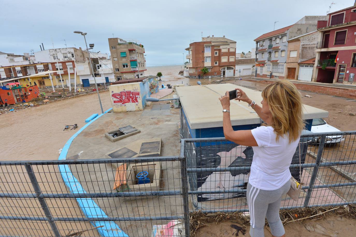 Gran parte del municipio sigue anegado por las fuertes lluvias de la madrugada del viernes. Allí está las instalaciones del Montepío de la Minería que se ha ofrecido para dar cobijo a las familias que han tenido que ser desalojadas.