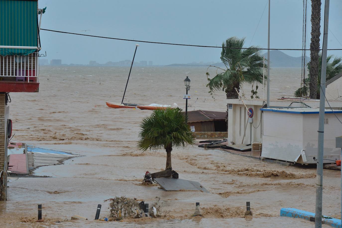 Gran parte del municipio sigue anegado por las fuertes lluvias de la madrugada del viernes. Allí está las instalaciones del Montepío de la Minería que se ha ofrecido para dar cobijo a las familias que han tenido que ser desalojadas.