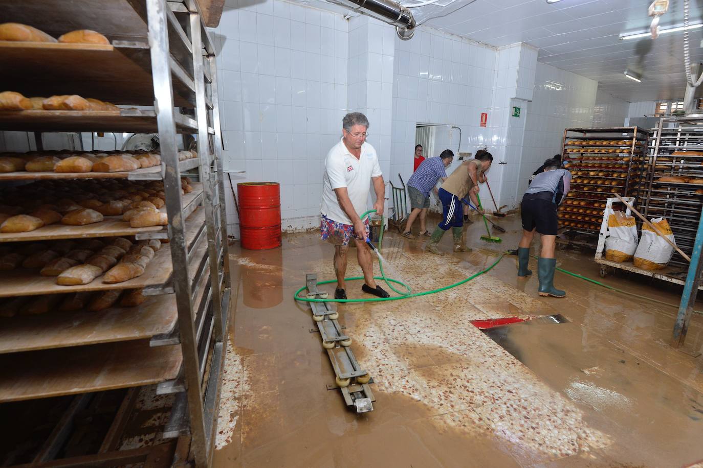 Gran parte del municipio sigue anegado por las fuertes lluvias de la madrugada del viernes. Allí está las instalaciones del Montepío de la Minería que se ha ofrecido para dar cobijo a las familias que han tenido que ser desalojadas.