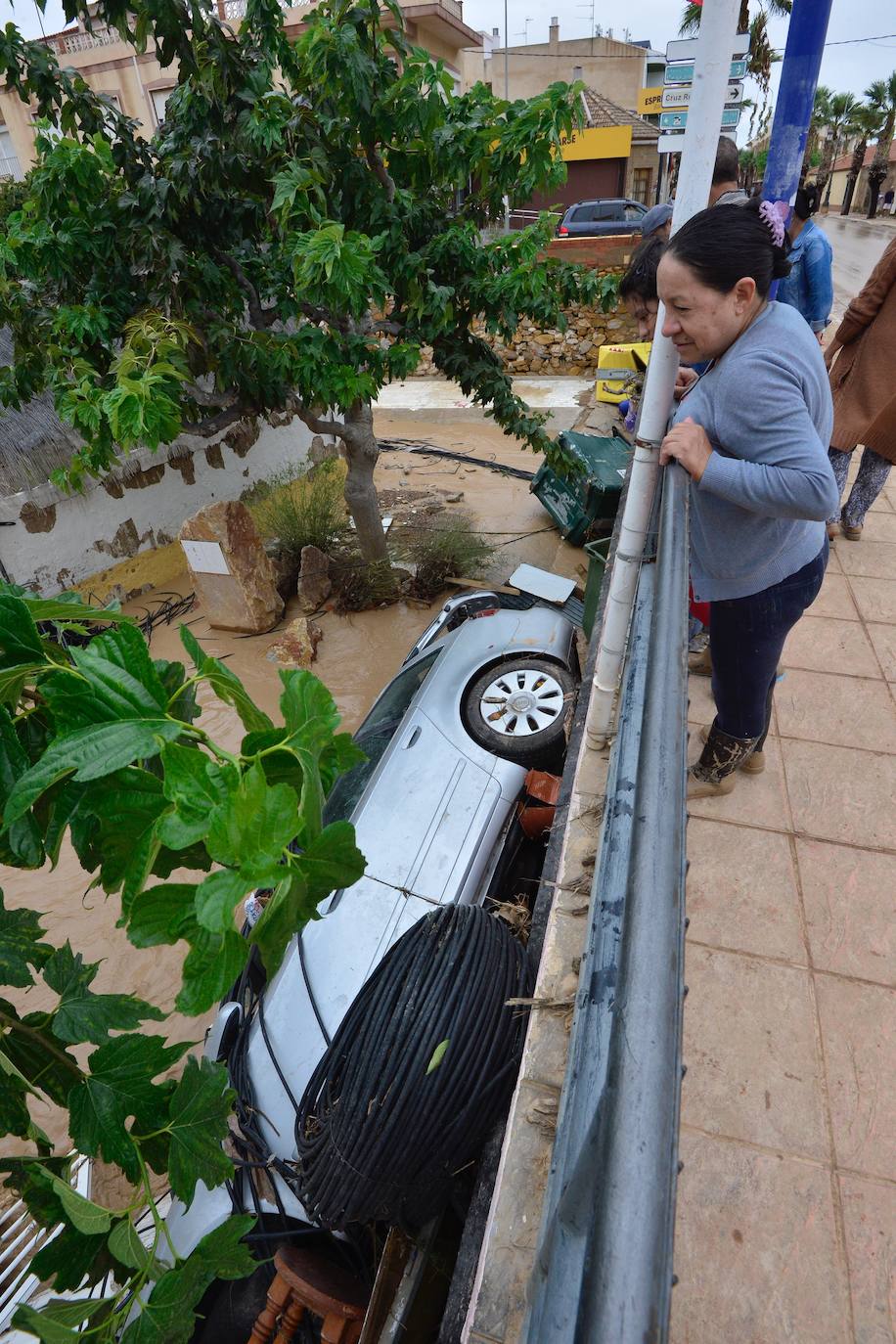 Gran parte del municipio sigue anegado por las fuertes lluvias de la madrugada del viernes. Allí está las instalaciones del Montepío de la Minería que se ha ofrecido para dar cobijo a las familias que han tenido que ser desalojadas.