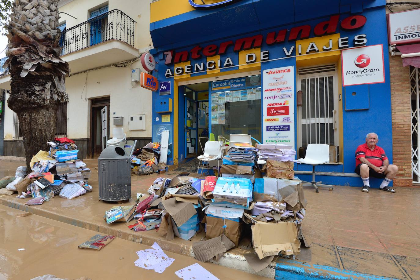 Gran parte del municipio sigue anegado por las fuertes lluvias de la madrugada del viernes. Allí está las instalaciones del Montepío de la Minería que se ha ofrecido para dar cobijo a las familias que han tenido que ser desalojadas.