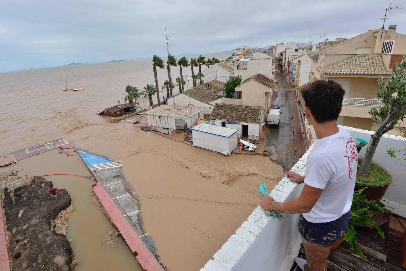 Gran parte del municipio sigue anegado por las fuertes lluvias de la madrugada del viernes. Allí está las instalaciones del Montepío de la Minería que se ha ofrecido para dar cobijo a las familias que han tenido que ser desalojadas.