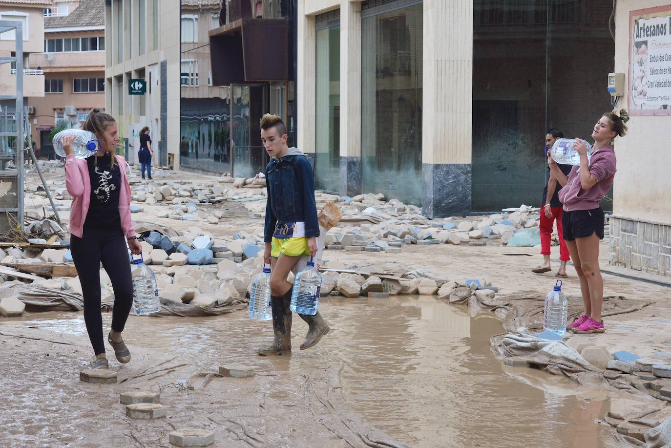 Gran parte del municipio sigue anegado por las fuertes lluvias de la madrugada del viernes. Allí está las instalaciones del Montepío de la Minería que se ha ofrecido para dar cobijo a las familias que han tenido que ser desalojadas.