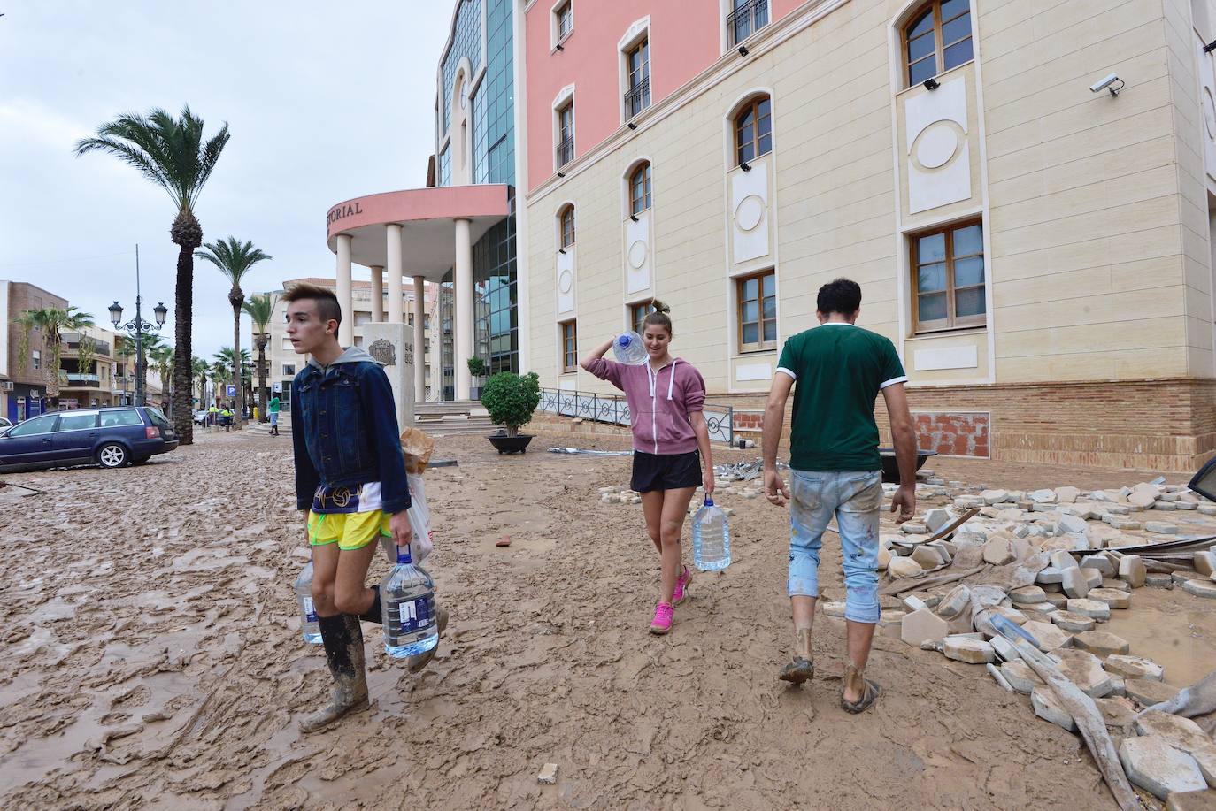 Gran parte del municipio sigue anegado por las fuertes lluvias de la madrugada del viernes. Allí está las instalaciones del Montepío de la Minería que se ha ofrecido para dar cobijo a las familias que han tenido que ser desalojadas.