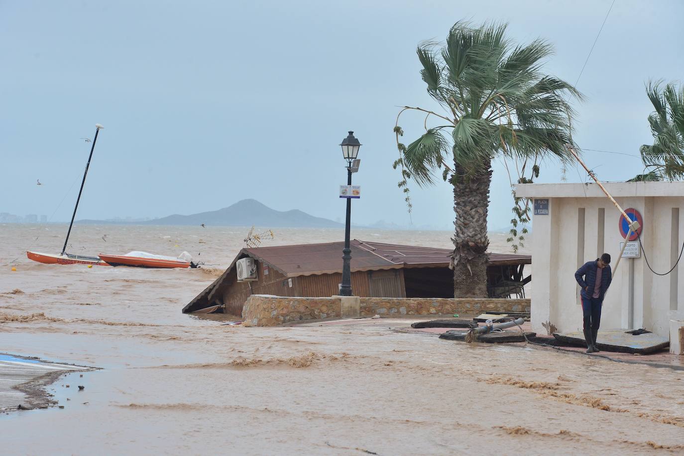 Gran parte del municipio sigue anegado por las fuertes lluvias de la madrugada del viernes. Allí está las instalaciones del Montepío de la Minería que se ha ofrecido para dar cobijo a las familias que han tenido que ser desalojadas.