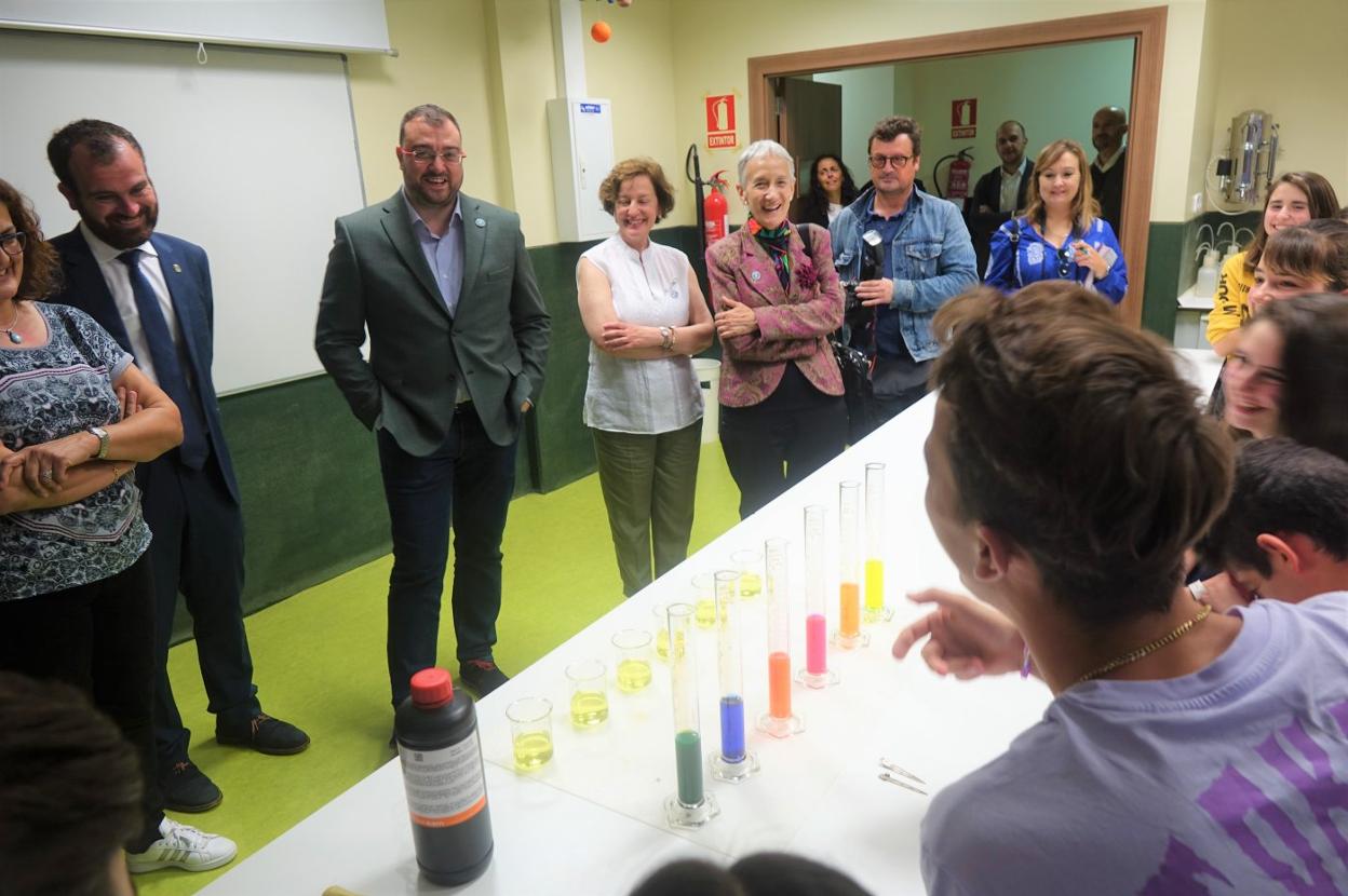 El alcalde de Piloña, Iván Allende (PSOE); el presidente, Adrián Barbón; la directora, Covadonga Fernández, y la consejera, Carmen Suárez, observan los experimentos de los alumnos. 