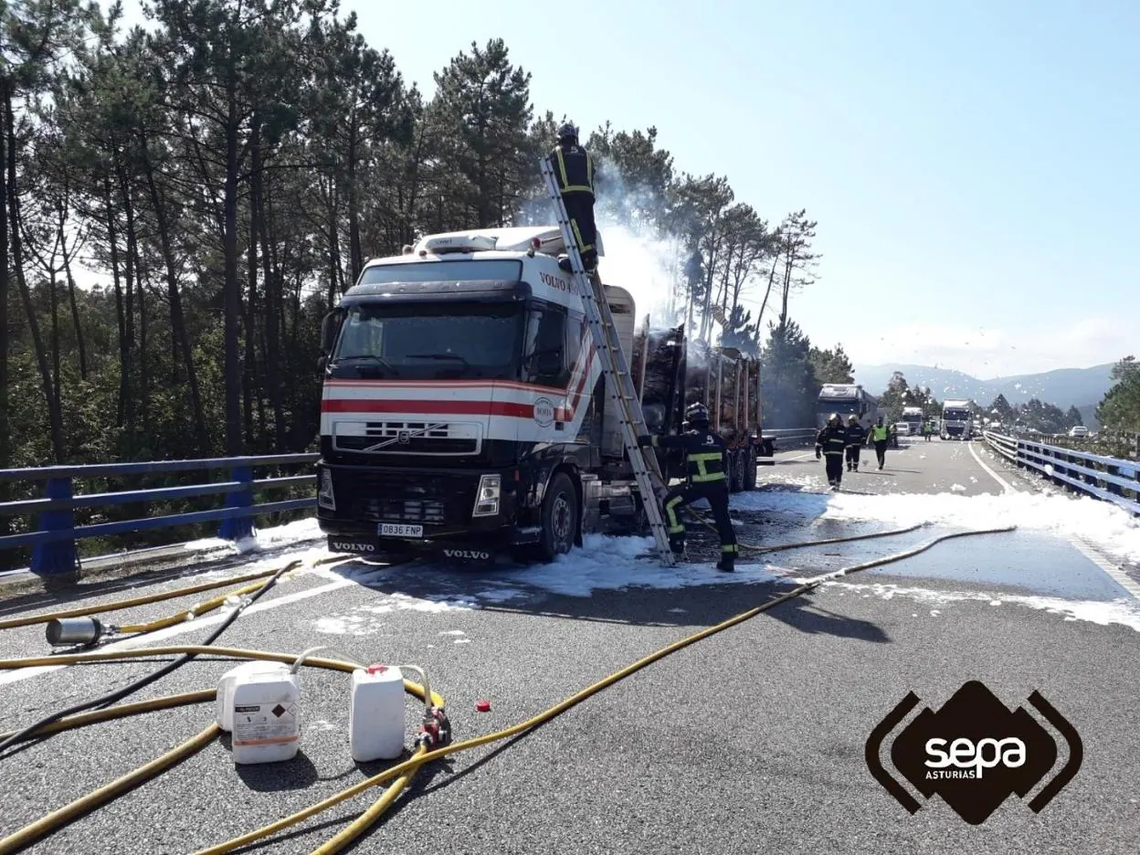 El incendio del camión obligó a cortar el tráfico en la autovía. 