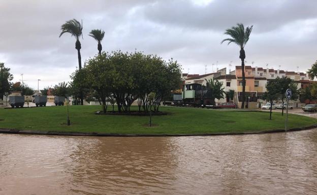 La entrada al residencial de Los Alcázares del Montepío, en Murcia, totalmente anegada por la lluvia. 