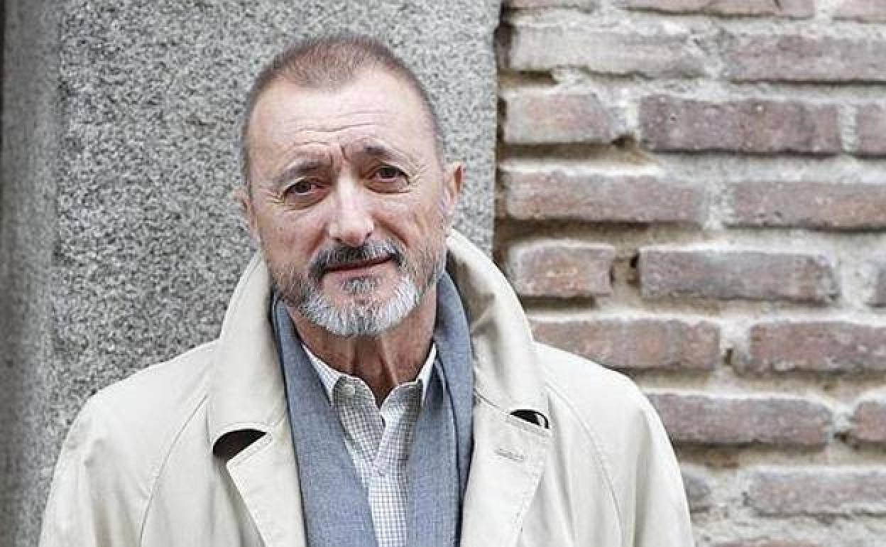 Lo que responde Arturo Pérez-Reverte a un seguidor que le pregunta si es franquista