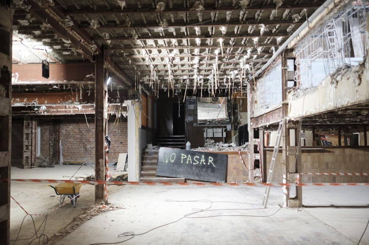 Obras de adecuación de las viejas galerías del Drugstore para supermercado. A la derecha, antigua piscina de Panchano 