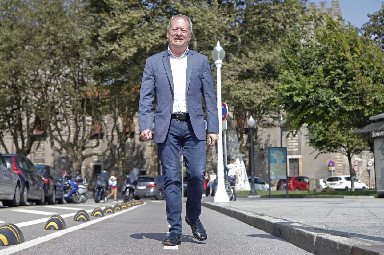 El concejal de Medio Ambiente y Movilidad camina por el carril bici del paseo del Muro, junto a la Casa Consistorial. 