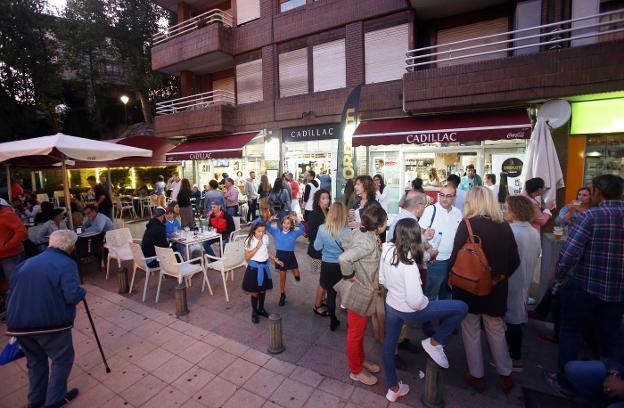 Los bares de la calle Tito Bustillo se llenaron ayer por la cercanía de los conciertos. 