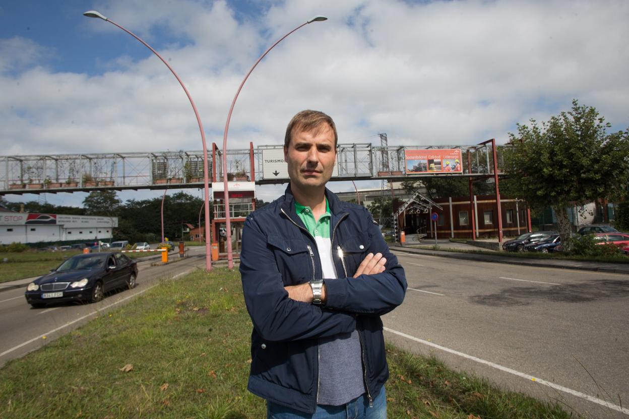 Raúl Cueto, secretario general de UGT-FICA en Arcelor, en la entrada de la factoría en Trasona. 