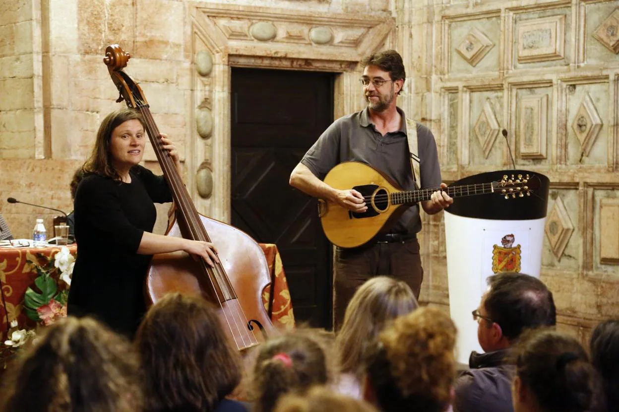 Elías García, en un concierto durante la Selmana de les Lletres Asturianes en la capilla de Los Dolores de Grado. 