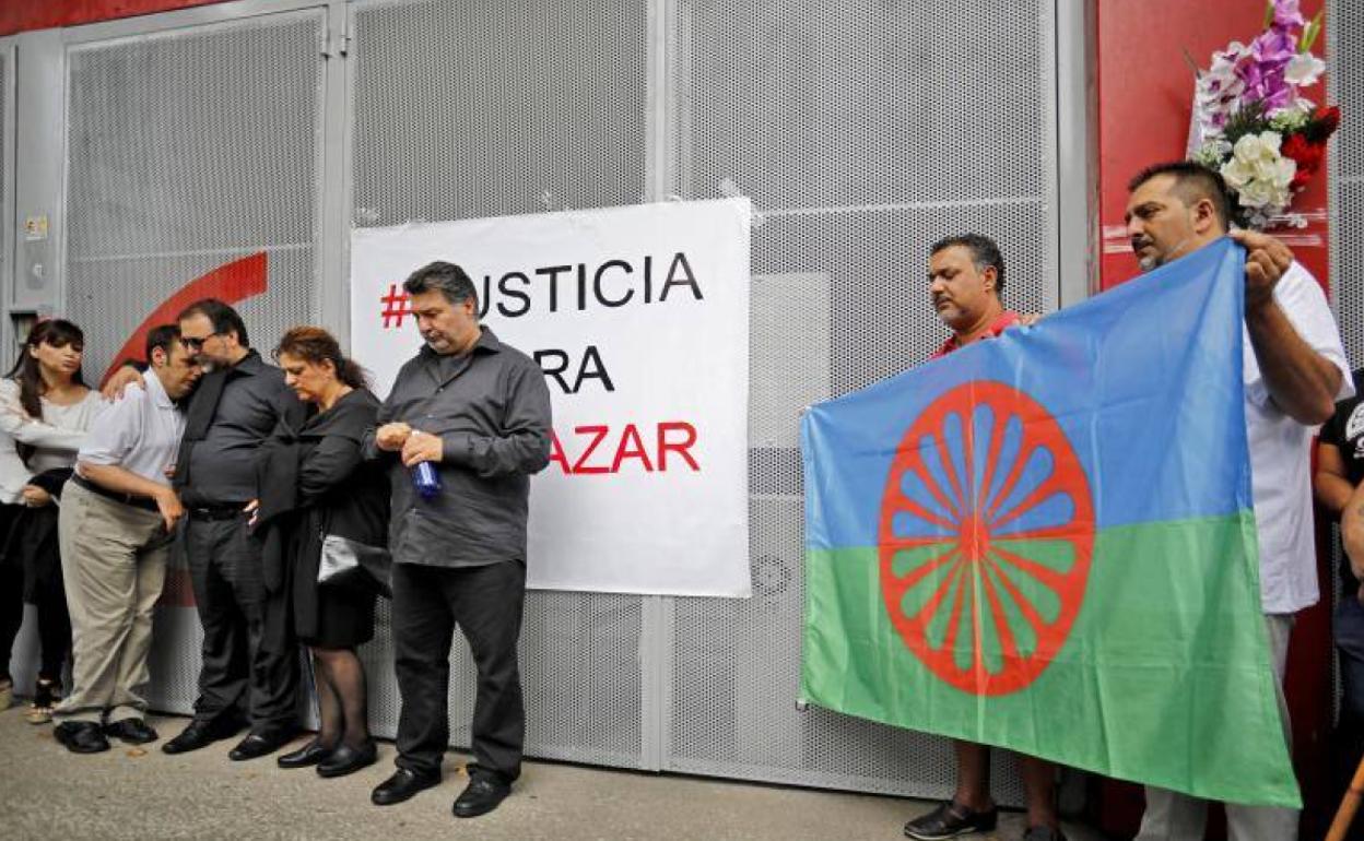 Flores y aplausos en memoria de Eleazar García a las puertas de El Molinón