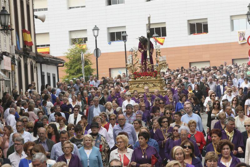 Las calles de Noreña acogieron, este domingo, a miles de personas para la procesión del Cristo.