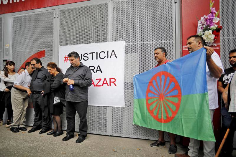 Familiares y amigos de Eleazar García, el joven de 30 años fallecido tras un altercado con los vigilantes de El Molinón, se concentraron al mediodía de hoy a las puertas del estadio para pedir «que se investiguen las circunstancias de la muerte y se haga Justicia».