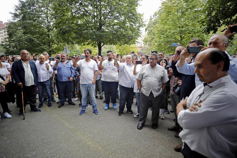 Familiares y amigos de Eleazar García, el joven de 30 años fallecido tras un altercado con los vigilantes de El Molinón, se concentraron al mediodía de hoy a las puertas del estadio para pedir «que se investiguen las circunstancias de la muerte y se haga Justicia».