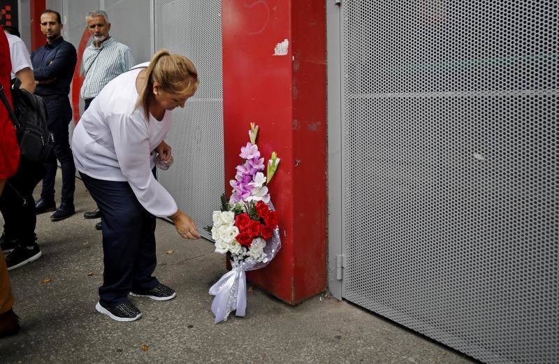 Familiares y amigos de Eleazar García, el joven de 30 años fallecido tras un altercado con los vigilantes de El Molinón, se concentraron al mediodía de hoy a las puertas del estadio para pedir «que se investiguen las circunstancias de la muerte y se haga Justicia».