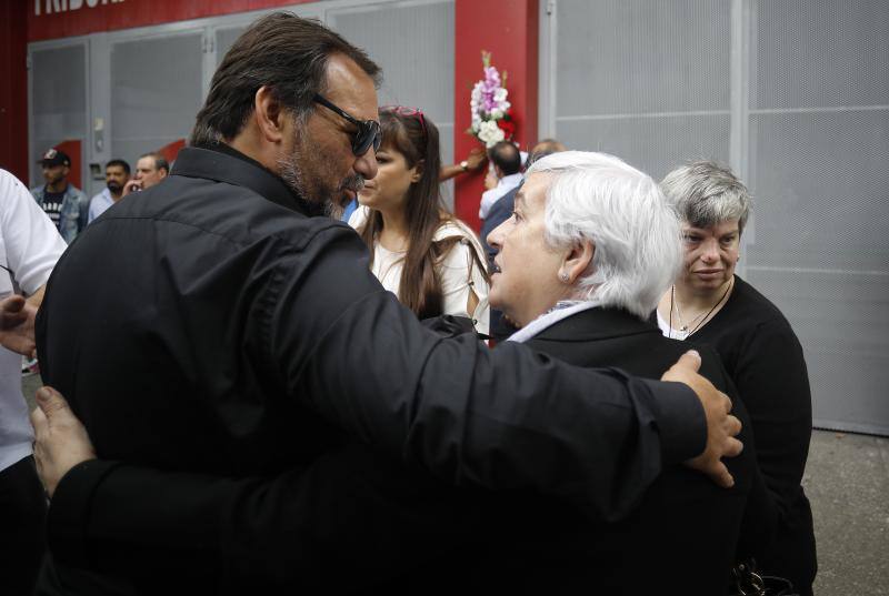 Familiares y amigos de Eleazar García, el joven de 30 años fallecido tras un altercado con los vigilantes de El Molinón, se concentraron al mediodía de hoy a las puertas del estadio para pedir «que se investiguen las circunstancias de la muerte y se haga Justicia».