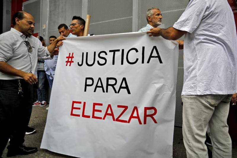 Familiares y amigos de Eleazar García, el joven de 30 años fallecido tras un altercado con los vigilantes de El Molinón, se concentraron al mediodía de hoy a las puertas del estadio para pedir «que se investiguen las circunstancias de la muerte y se haga Justicia».