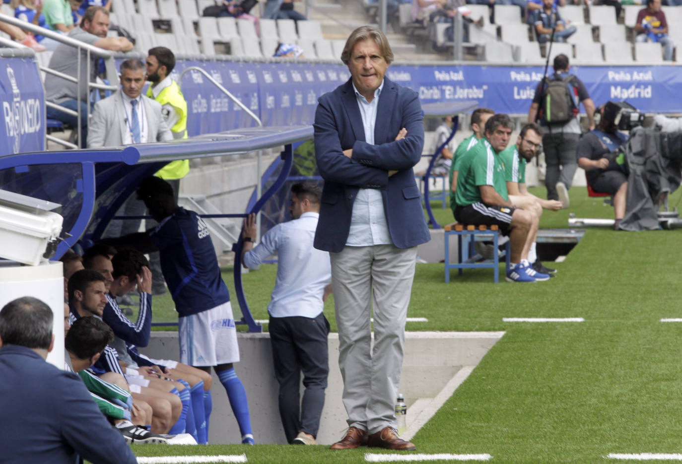 El Elche dominó y derrotó al Real Oviedo (0-2) con dos tantos de Yacine Qasmir en un partido cómodo para los ilicitanos en el que las imprecisiones les costaron a los carbayones tres puntos -además de dos nuevas expulsiones- y en el que los de Pacheta dieron un repaso táctico a su rival.