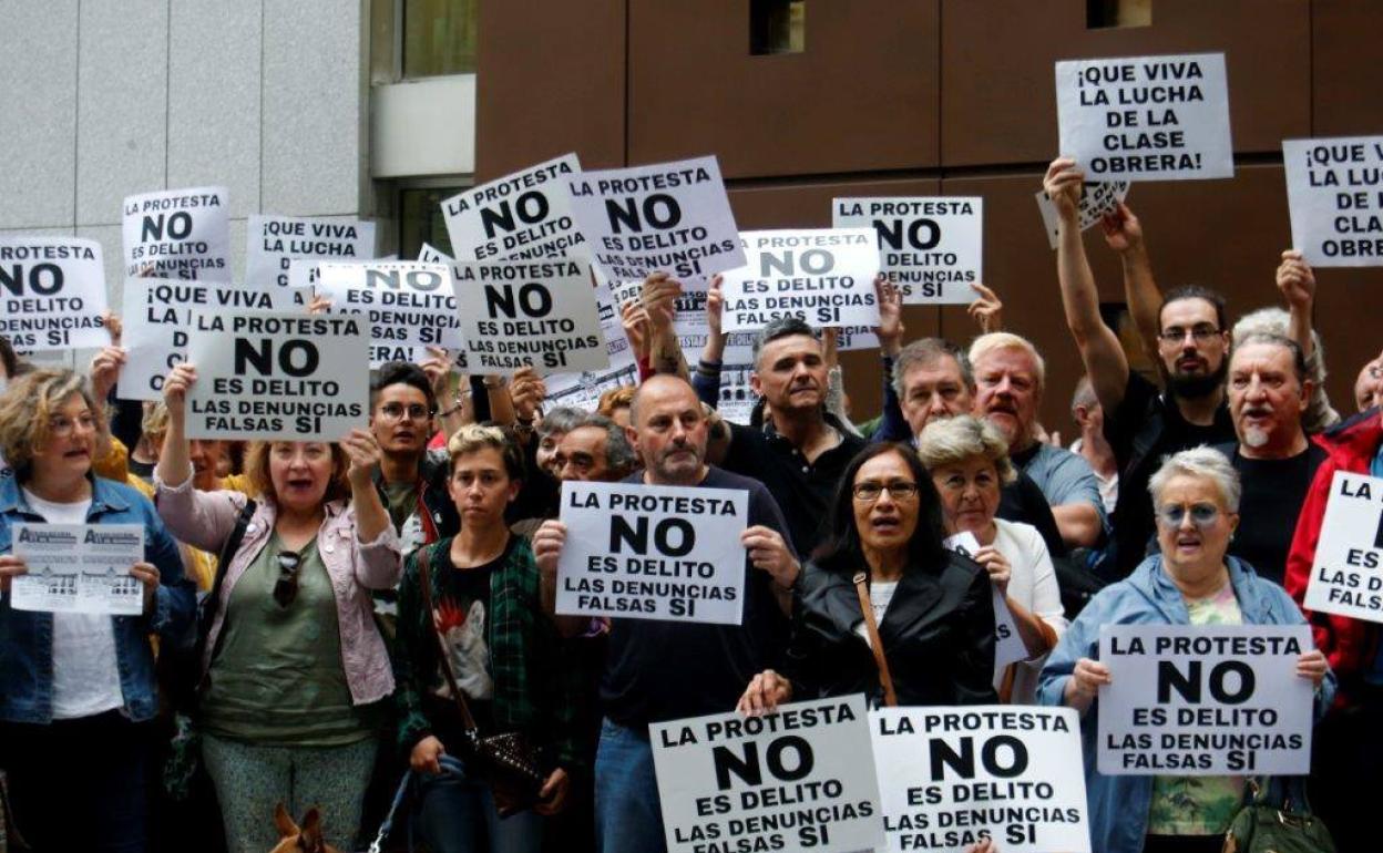 Los concentrados, frente a los juzgados de Oviedo