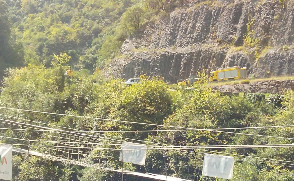 Efectivos de Bomberos en el desfiladero de Los Beyos.