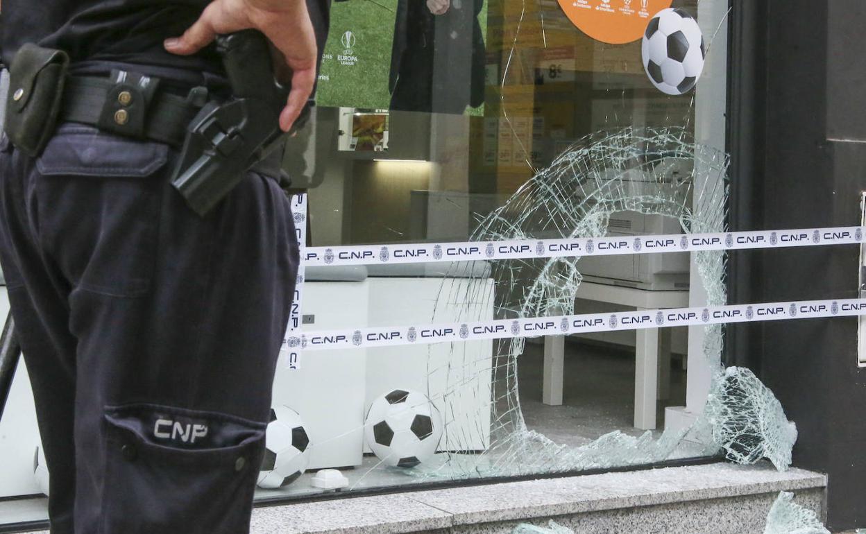 La Policía investiga el robo en la tienda de telefonía asaltada en Pola de Siero.