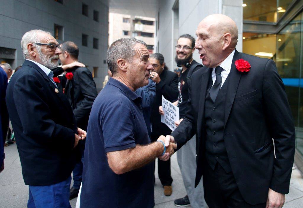 Un centenar de personas se han concentrado ante los juzgados de lo Penal de Oviedo para respaldar a los acusados por desórdenes públicos en un acto de protesta en el hotel de la Reconquista, con motivo del inicio del juicio