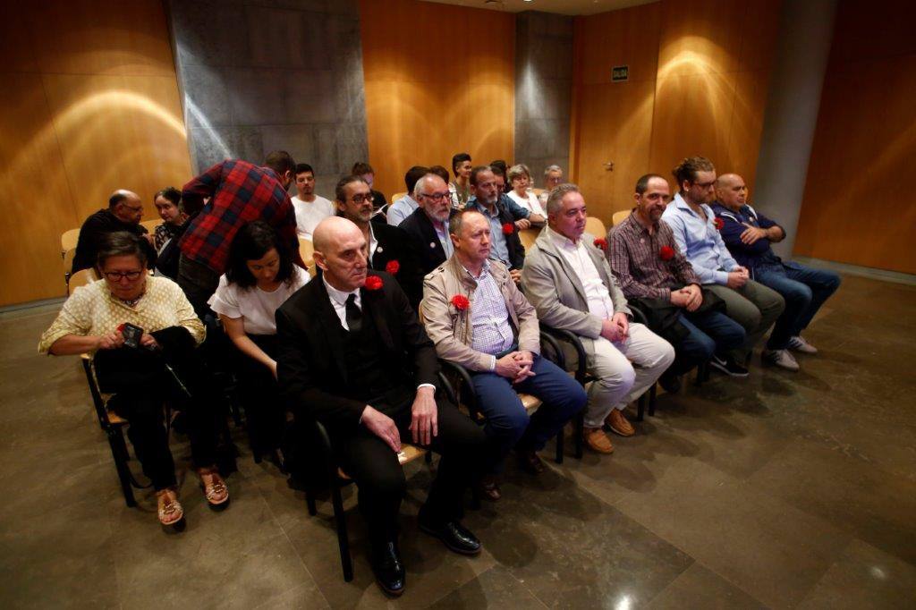 Un centenar de personas se han concentrado ante los juzgados de lo Penal de Oviedo para respaldar a los acusados por desórdenes públicos en un acto de protesta en el hotel de la Reconquista, con motivo del inicio del juicio