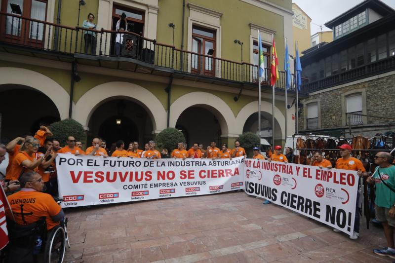 Trabajadores de la factoría langreana de Vesuvius, representantes políticos y sindicales y decenas de vecinos de la comarca participan en una marcha por la continuidad de la fábrica, cuyo futuro está amenazado por un ERE que afectará a los 111 trabajadores. Los manifestantes caminaron desde las instalaciones en el polígono de Riaño hasta el Ayuntamiento de Langreo.