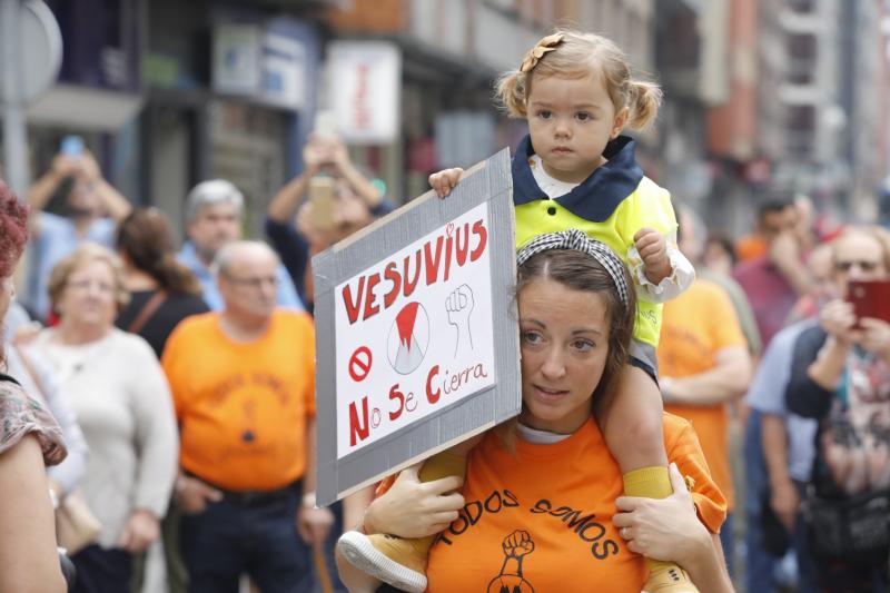 Trabajadores de la factoría langreana de Vesuvius, representantes políticos y sindicales y decenas de vecinos de la comarca participan en una marcha por la continuidad de la fábrica, cuyo futuro está amenazado por un ERE que afectará a los 111 trabajadores. Los manifestantes caminaron desde las instalaciones en el polígono de Riaño hasta el Ayuntamiento de Langreo.