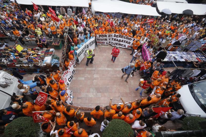 Trabajadores de la factoría langreana de Vesuvius, representantes políticos y sindicales y decenas de vecinos de la comarca participan en una marcha por la continuidad de la fábrica, cuyo futuro está amenazado por un ERE que afectará a los 111 trabajadores. Los manifestantes caminaron desde las instalaciones en el polígono de Riaño hasta el Ayuntamiento de Langreo.