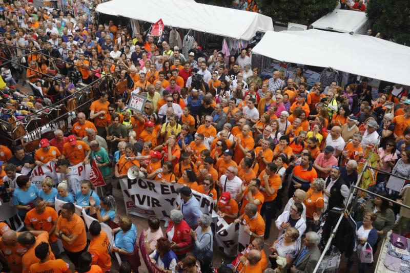 Trabajadores de la factoría langreana de Vesuvius, representantes políticos y sindicales y decenas de vecinos de la comarca participan en una marcha por la continuidad de la fábrica, cuyo futuro está amenazado por un ERE que afectará a los 111 trabajadores. Los manifestantes caminaron desde las instalaciones en el polígono de Riaño hasta el Ayuntamiento de Langreo.