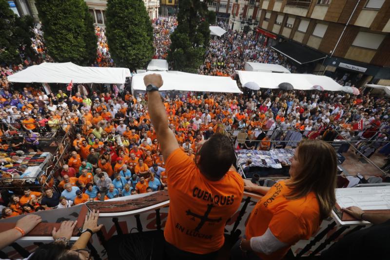 Trabajadores de la factoría langreana de Vesuvius, representantes políticos y sindicales y decenas de vecinos de la comarca participan en una marcha por la continuidad de la fábrica, cuyo futuro está amenazado por un ERE que afectará a los 111 trabajadores. Los manifestantes caminaron desde las instalaciones en el polígono de Riaño hasta el Ayuntamiento de Langreo.