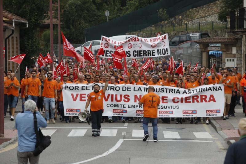 Trabajadores de la factoría langreana de Vesuvius, representantes políticos y sindicales y decenas de vecinos de la comarca participan en una marcha por la continuidad de la fábrica, cuyo futuro está amenazado por un ERE que afectará a los 111 trabajadores. Los manifestantes caminaron desde las instalaciones en el polígono de Riaño hasta el Ayuntamiento de Langreo.